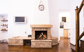 Charming Fireplace Apartment
